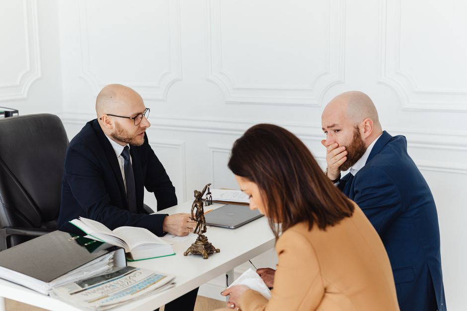 Compenso professionale: si può chiedere il saldo anche se l’altra parte contesta l’esigibilità