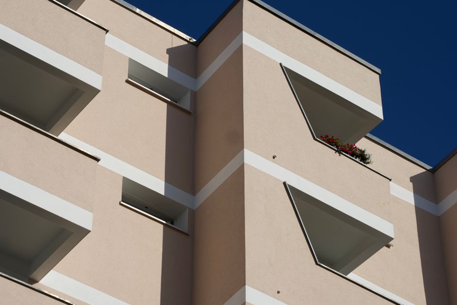 Provvigione dell’agente immobiliare: l’inadempimento non consente una riduzione automatica del compenso
